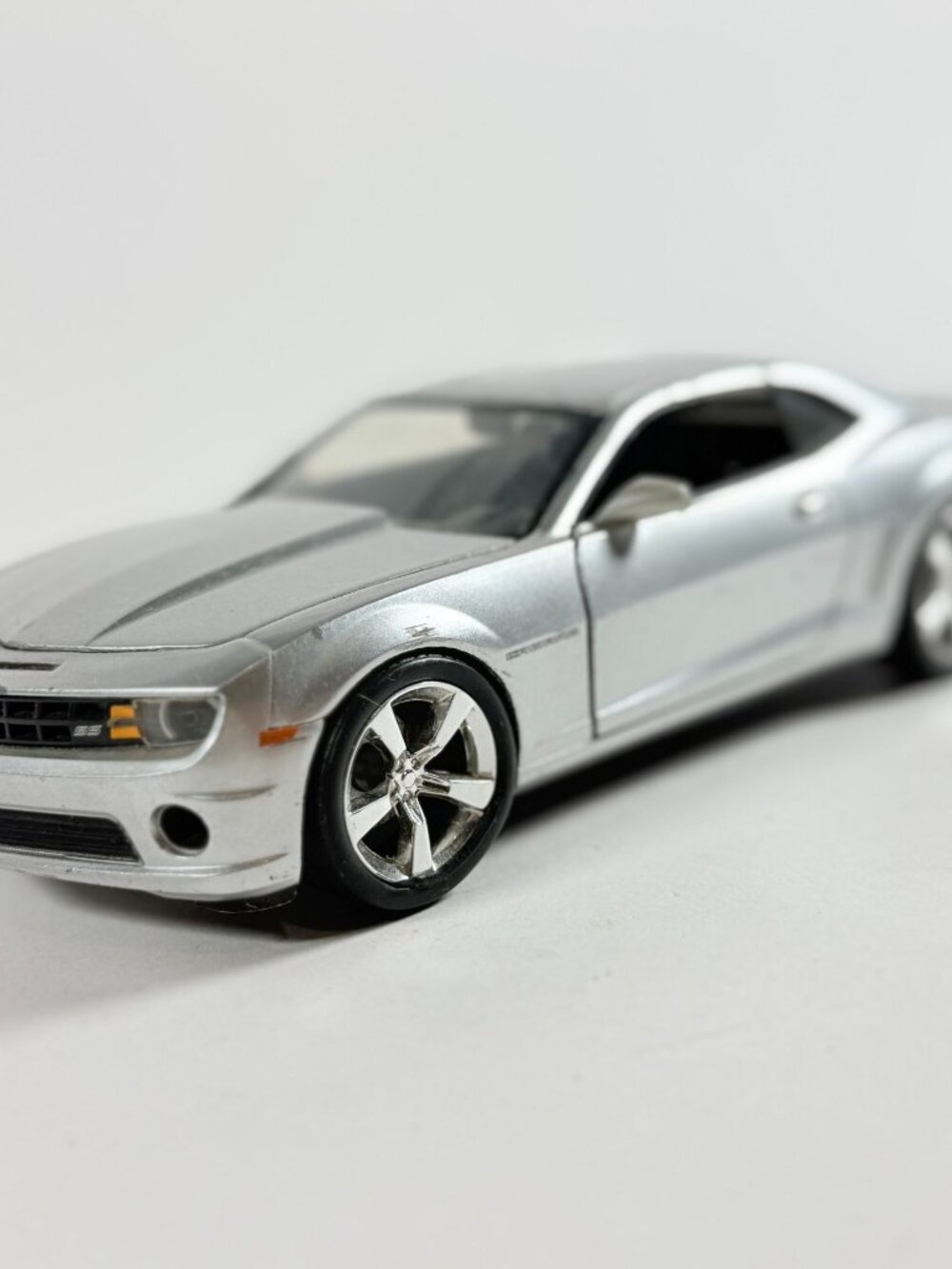 Chevrolet Camaro SS Diecast Model Car Silver Collectible Durable Pre-Owned
